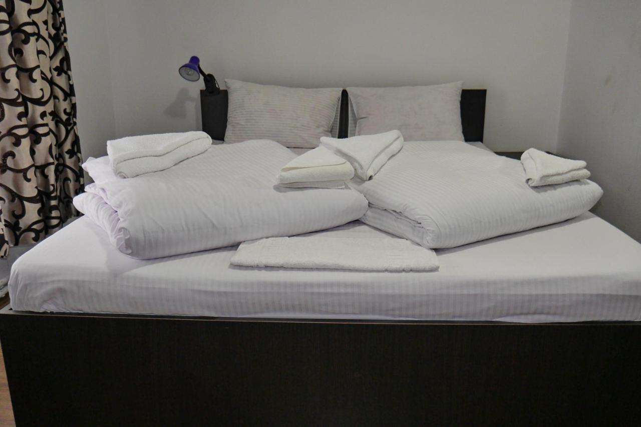 Floare De Colt Hotel Berbesti Bagian luar foto