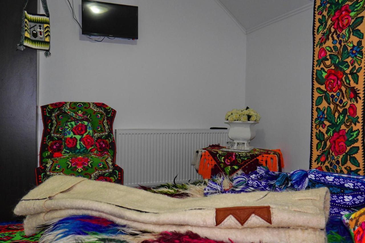 Floare De Colt Hotel Berbesti Bagian luar foto