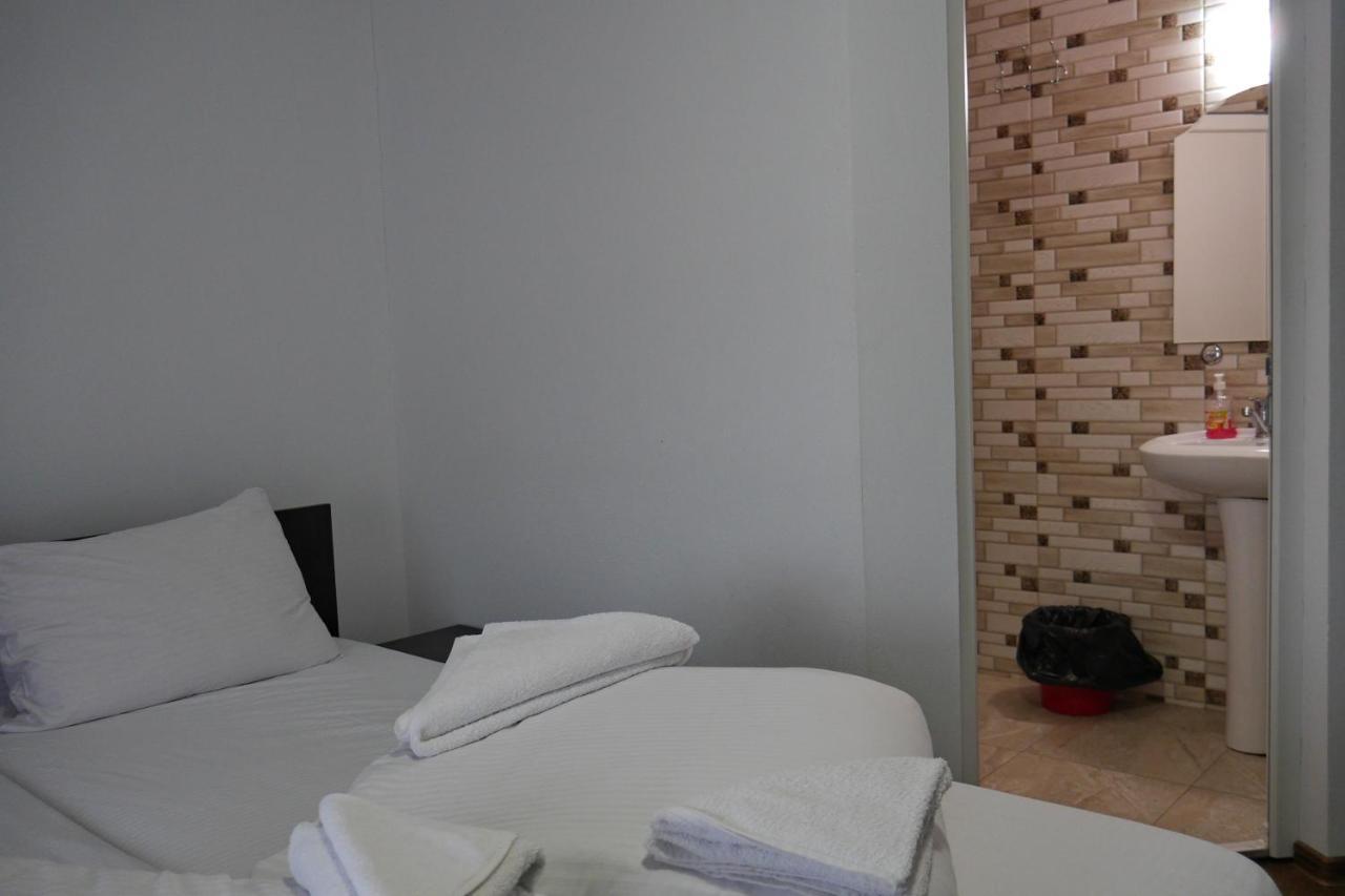 Floare De Colt Hotel Berbesti Bagian luar foto