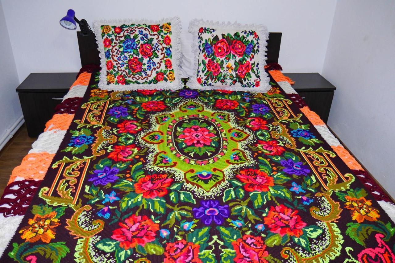 Floare De Colt Hotel Berbesti Bagian luar foto