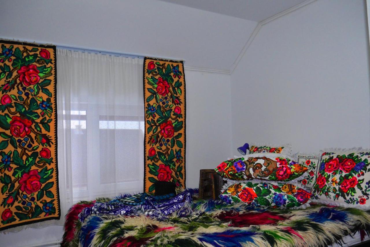 Floare De Colt Hotel Berbesti Bagian luar foto