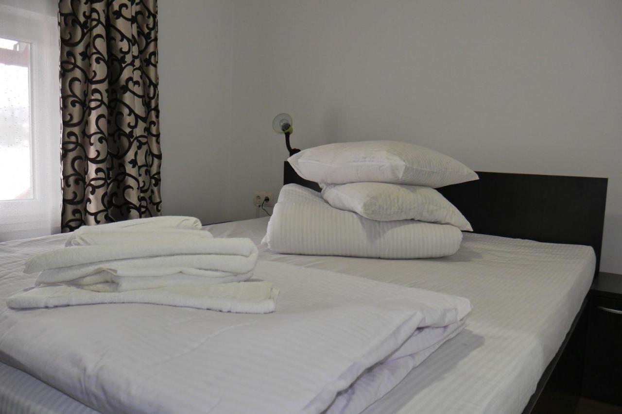 Floare De Colt Hotel Berbesti Bagian luar foto