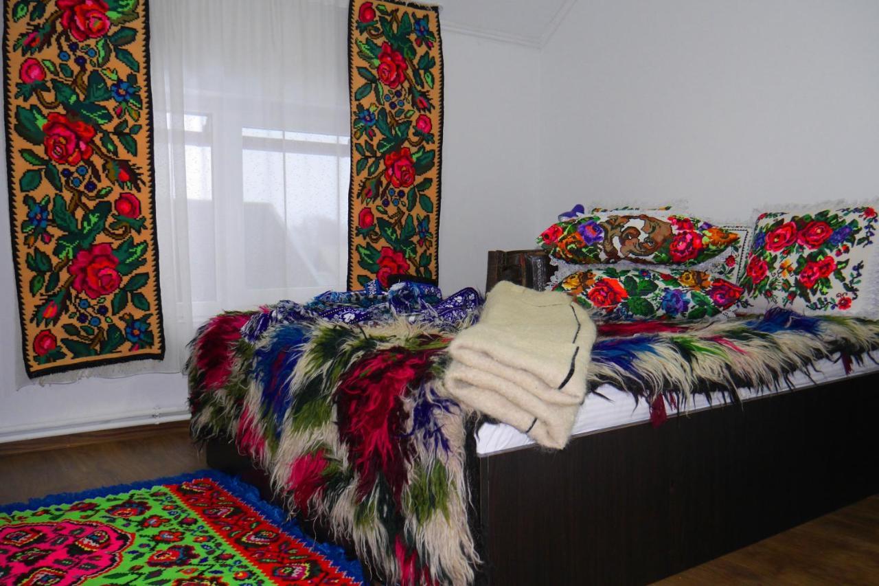Floare De Colt Hotel Berbesti Bagian luar foto