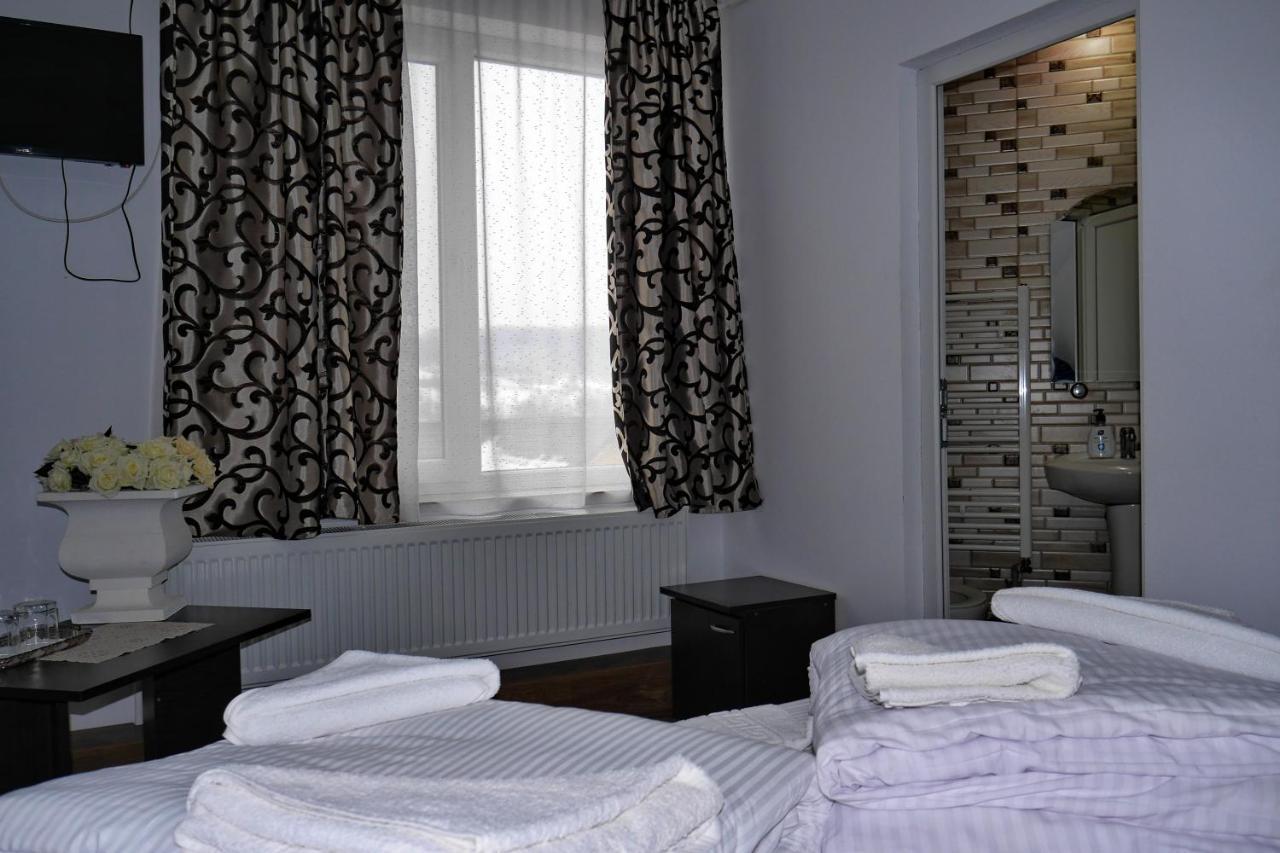 Floare De Colt Hotel Berbesti Bagian luar foto