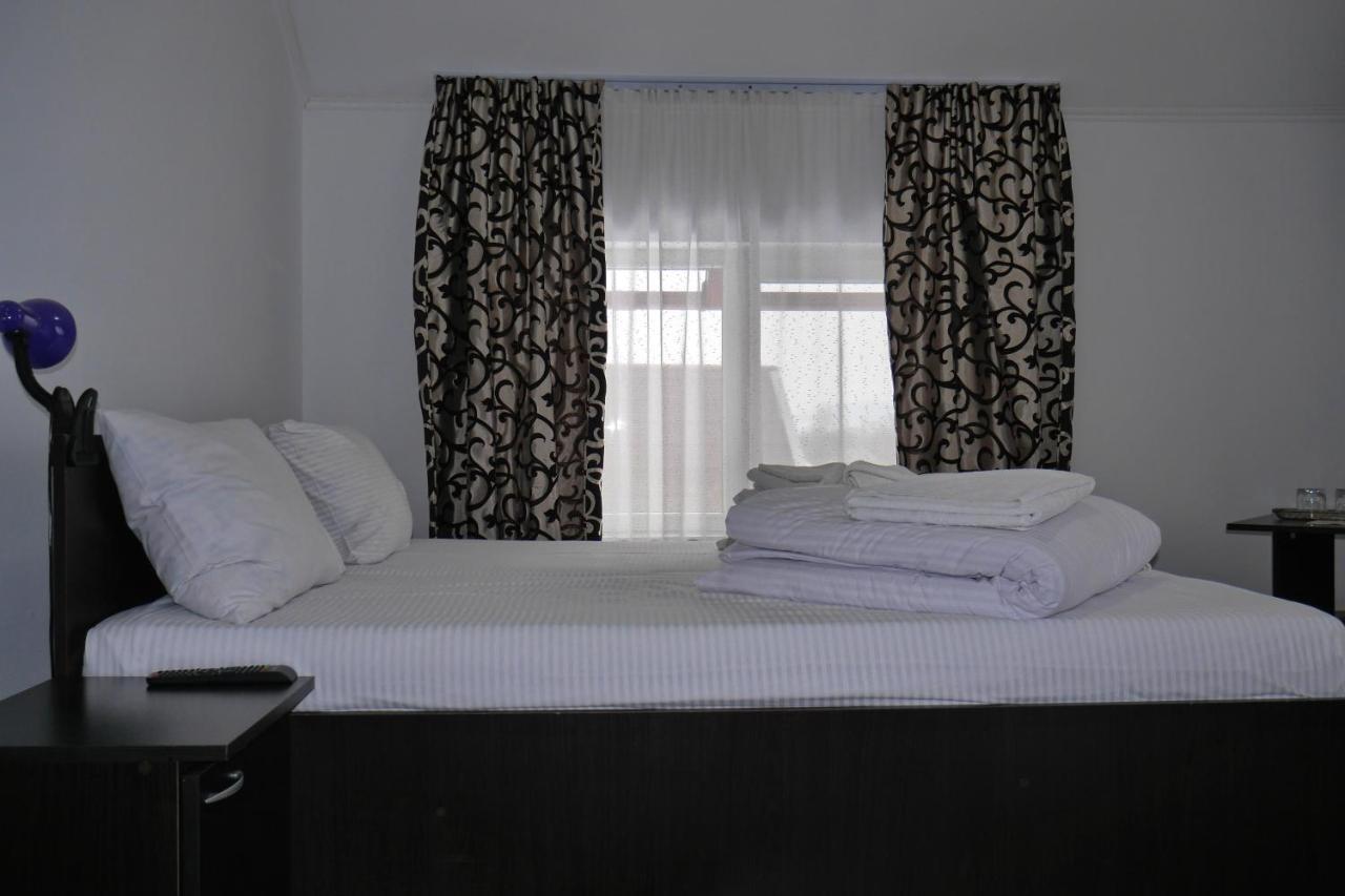 Floare De Colt Hotel Berbesti Bagian luar foto