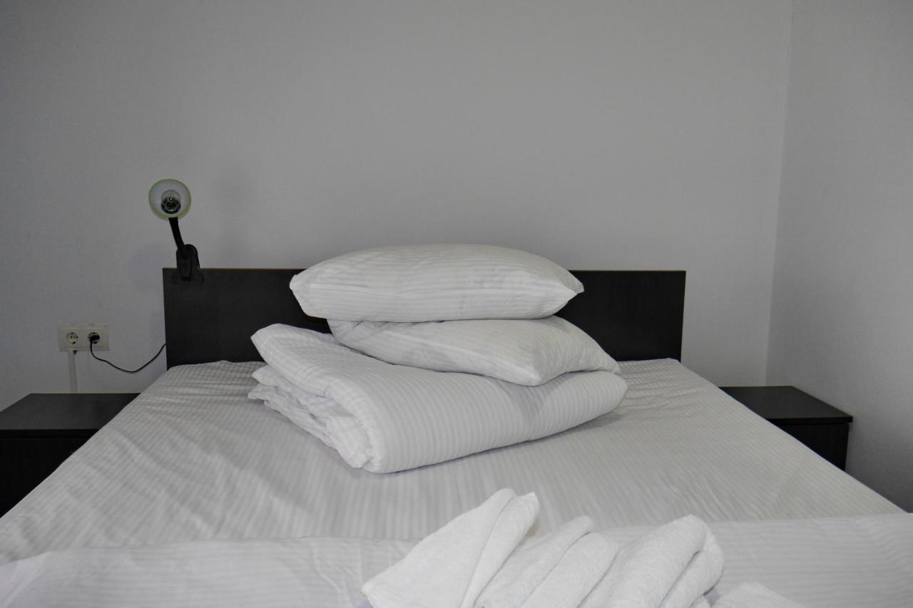 Floare De Colt Hotel Berbesti Bagian luar foto