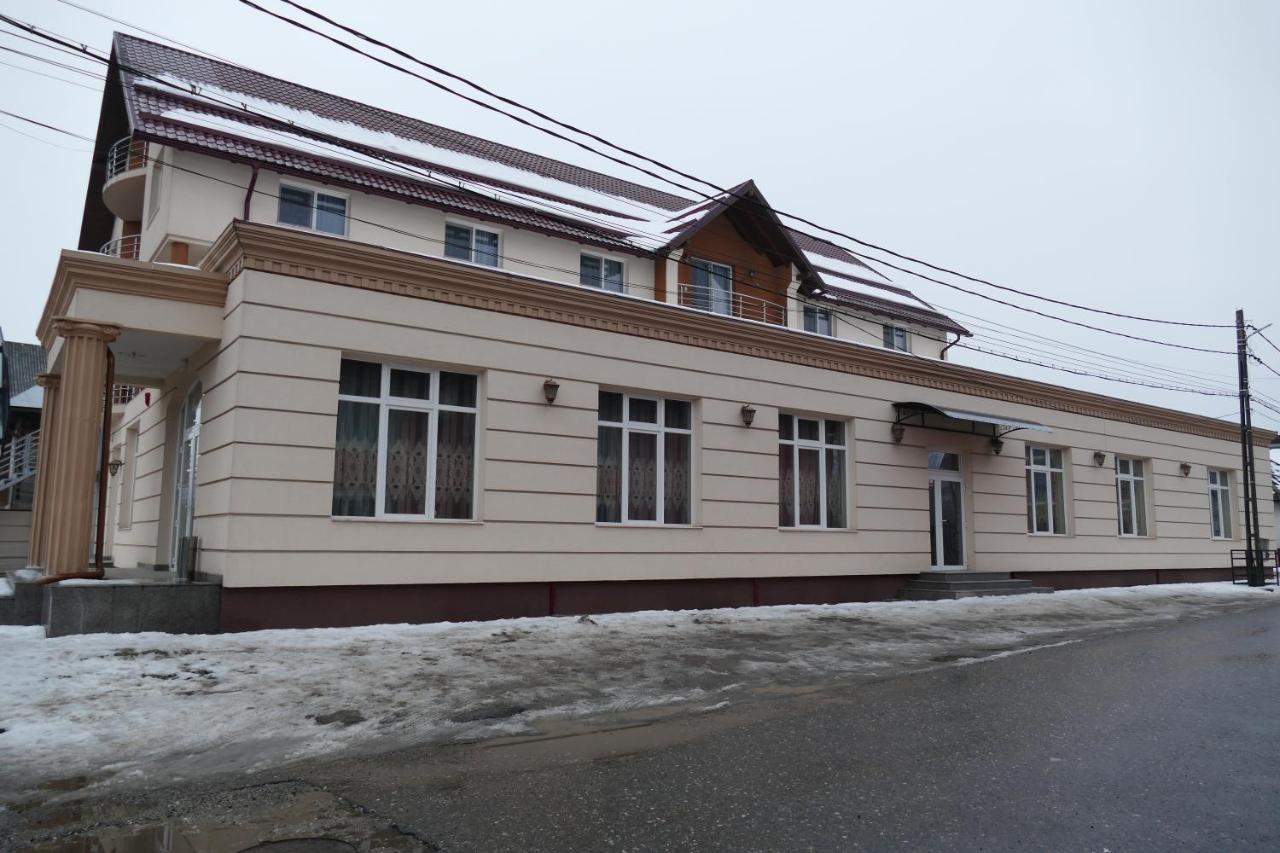 Floare De Colt Hotel Berbesti Bagian luar foto