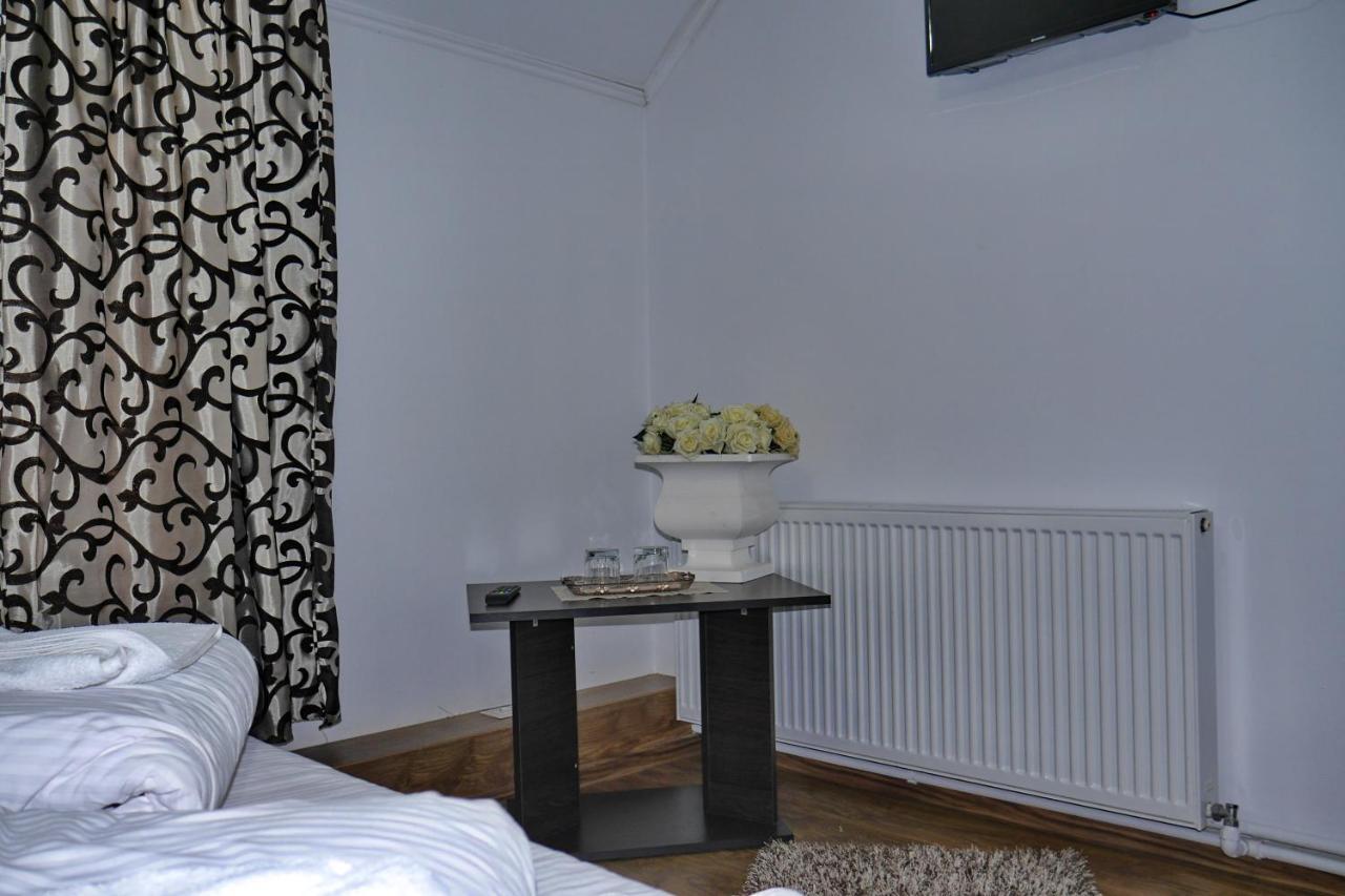 Floare De Colt Hotel Berbesti Bagian luar foto