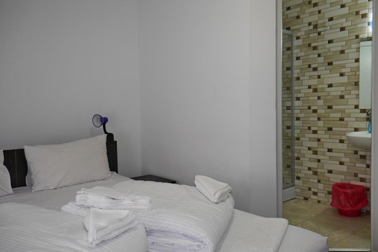 Floare De Colt Hotel Berbesti Bagian luar foto