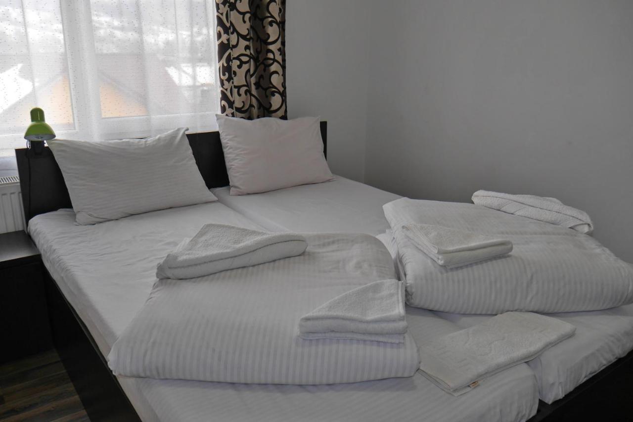 Floare De Colt Hotel Berbesti Bagian luar foto