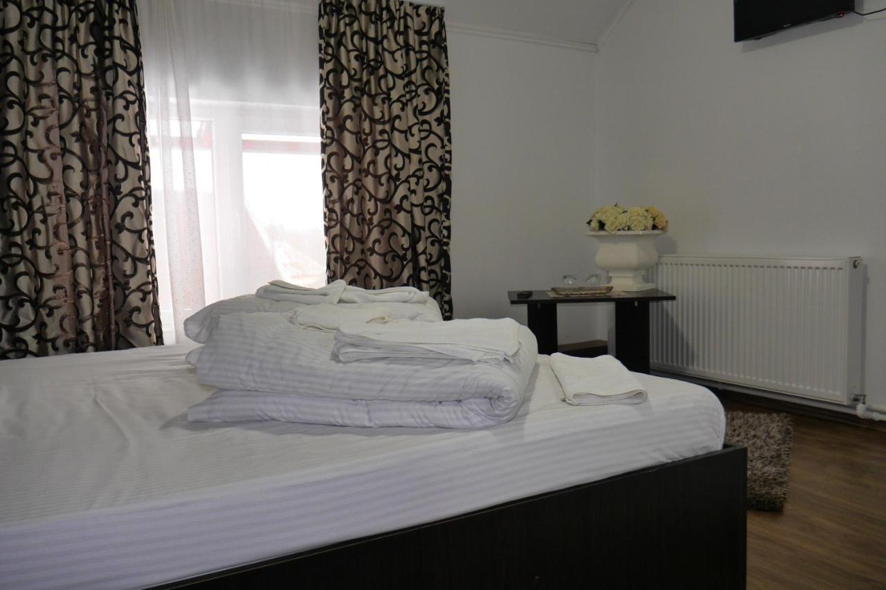 Floare De Colt Hotel Berbesti Bagian luar foto