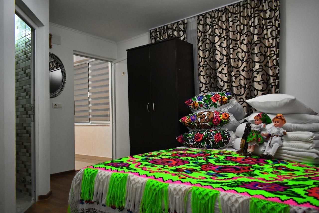 Floare De Colt Hotel Berbesti Bagian luar foto