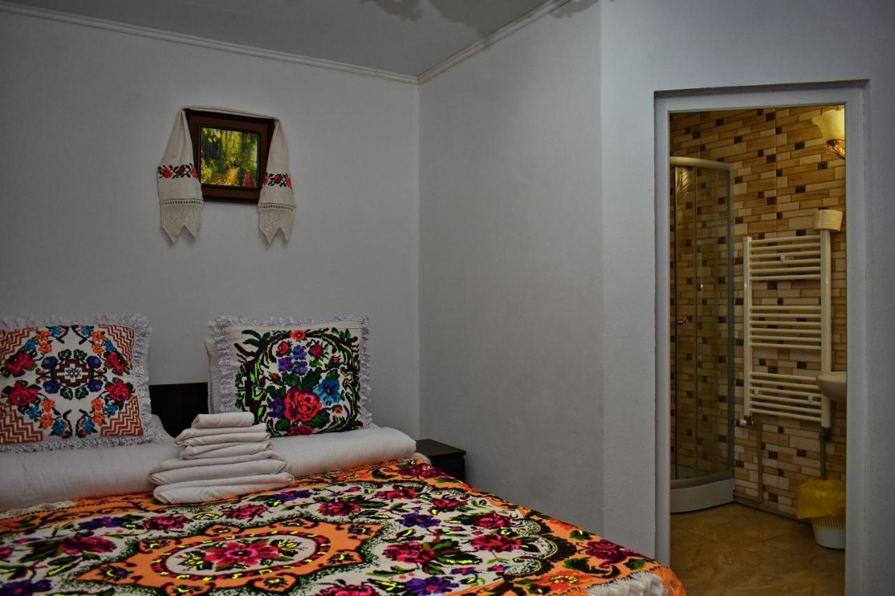 Floare De Colt Hotel Berbesti Bagian luar foto