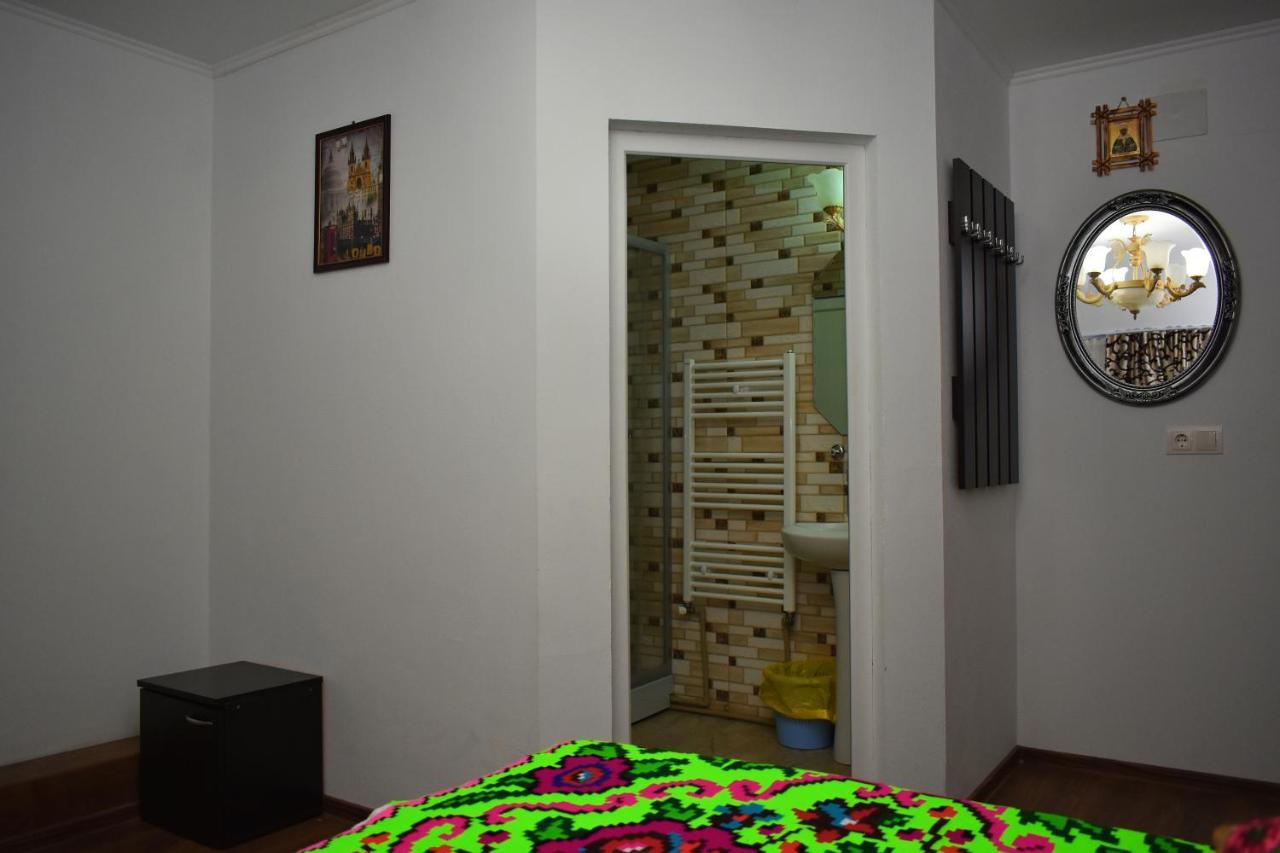 Floare De Colt Hotel Berbesti Bagian luar foto