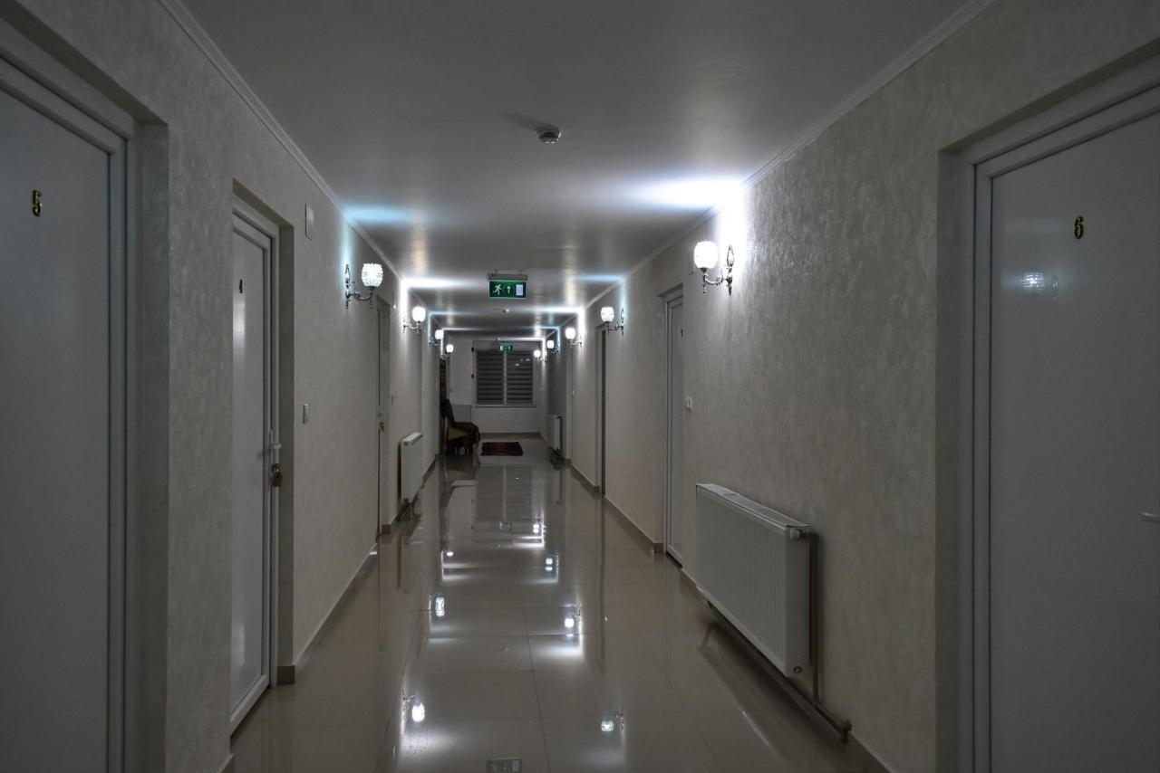 Floare De Colt Hotel Berbesti Bagian luar foto