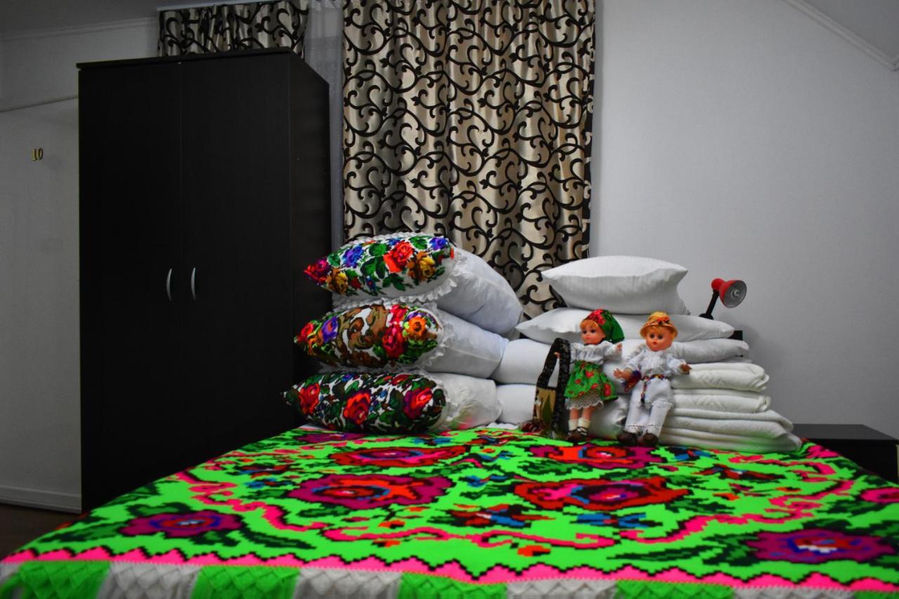 Floare De Colt Hotel Berbesti Bagian luar foto