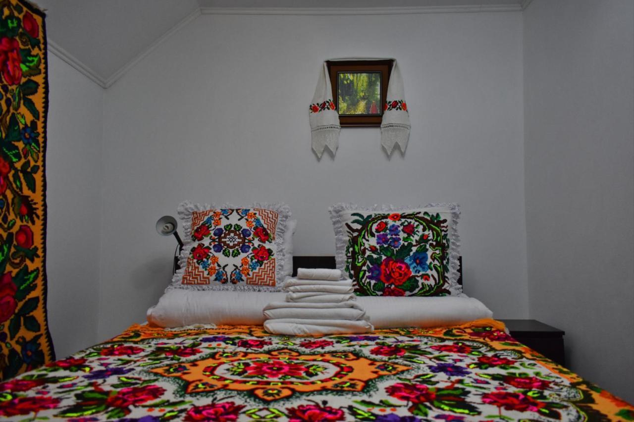 Floare De Colt Hotel Berbesti Bagian luar foto