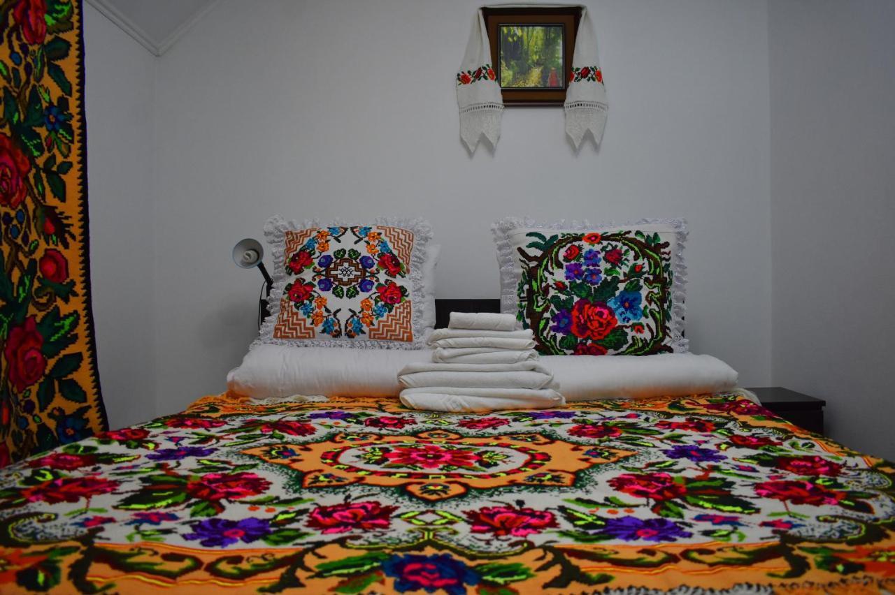 Floare De Colt Hotel Berbesti Bagian luar foto
