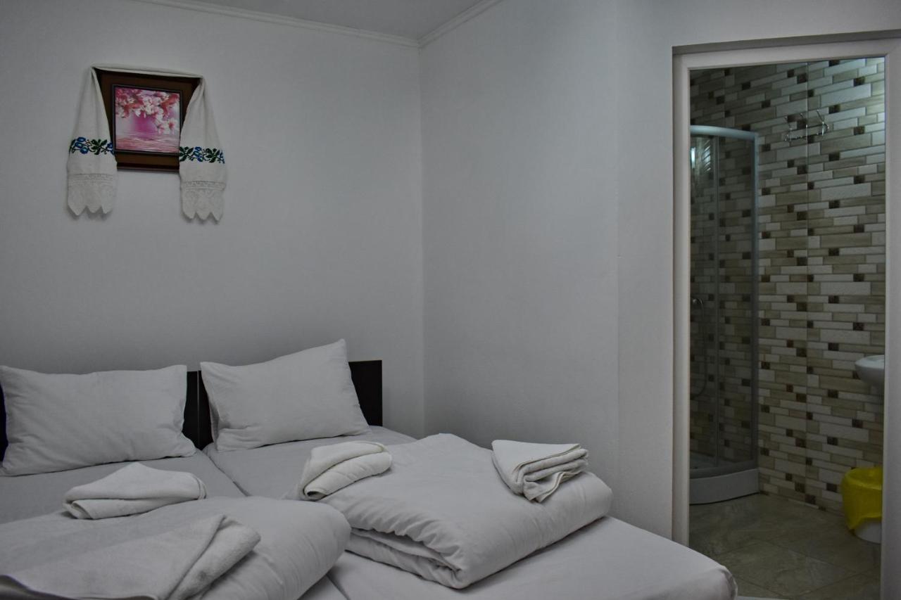Floare De Colt Hotel Berbesti Bagian luar foto