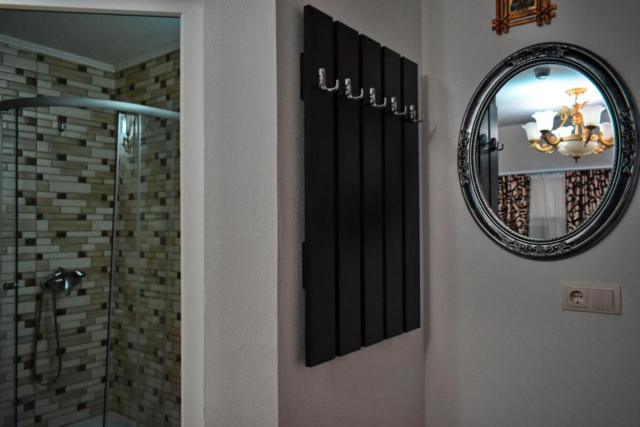 Floare De Colt Hotel Berbesti Bagian luar foto