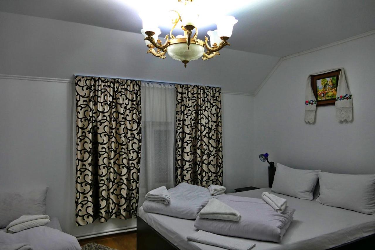 Floare De Colt Hotel Berbesti Bagian luar foto