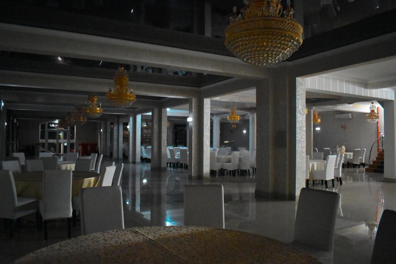 Floare De Colt Hotel Berbesti Bagian luar foto